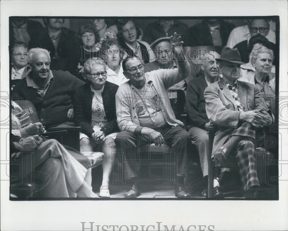 1974 Press Photo Bidders at an Auction - Historic Images