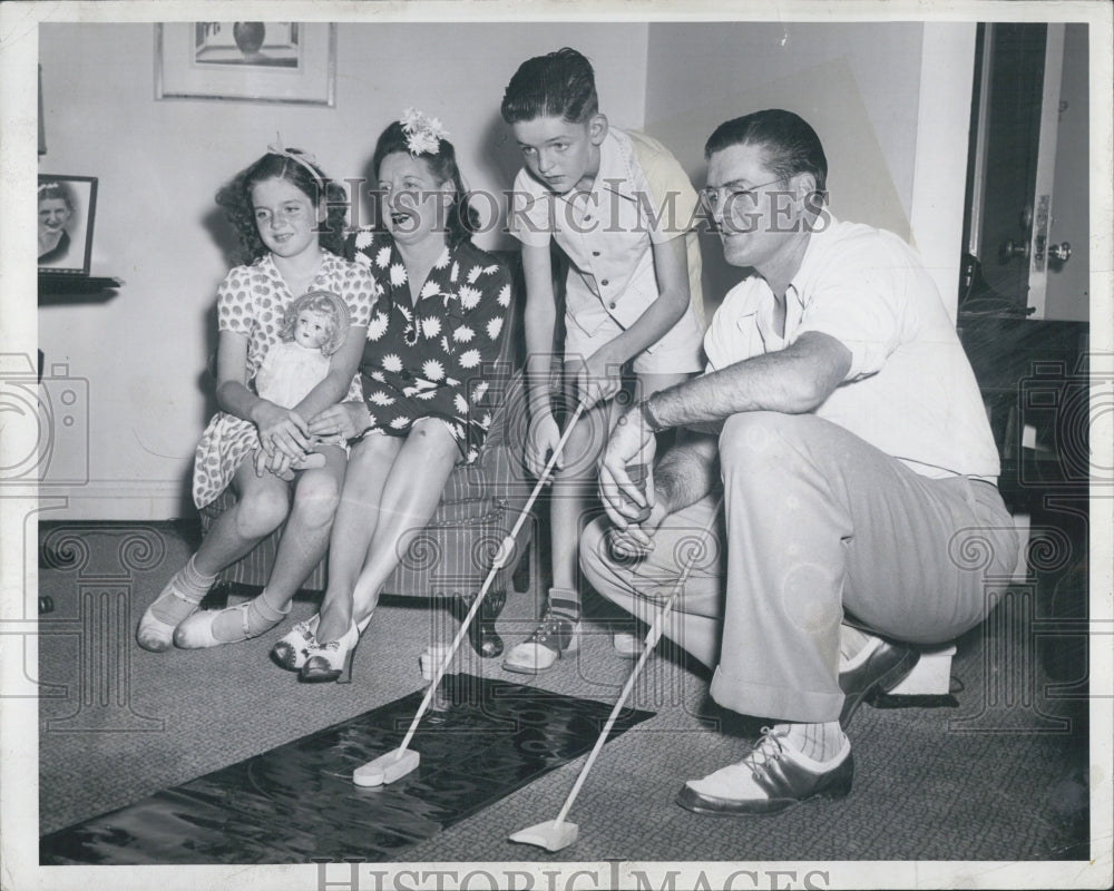 Press Photo living room golfing - Historic Images