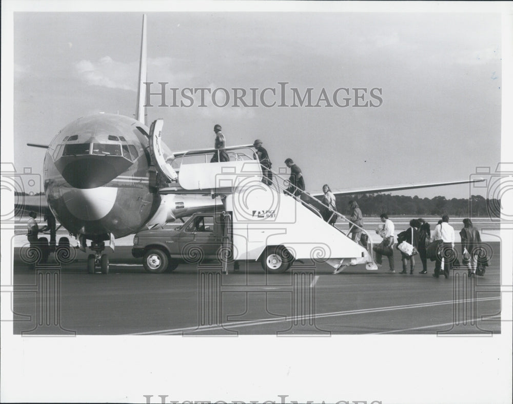 1992 Press Photo Skybus Plane St. Petersburg-Clearwater, FL To Newark, N.J. - Historic Images