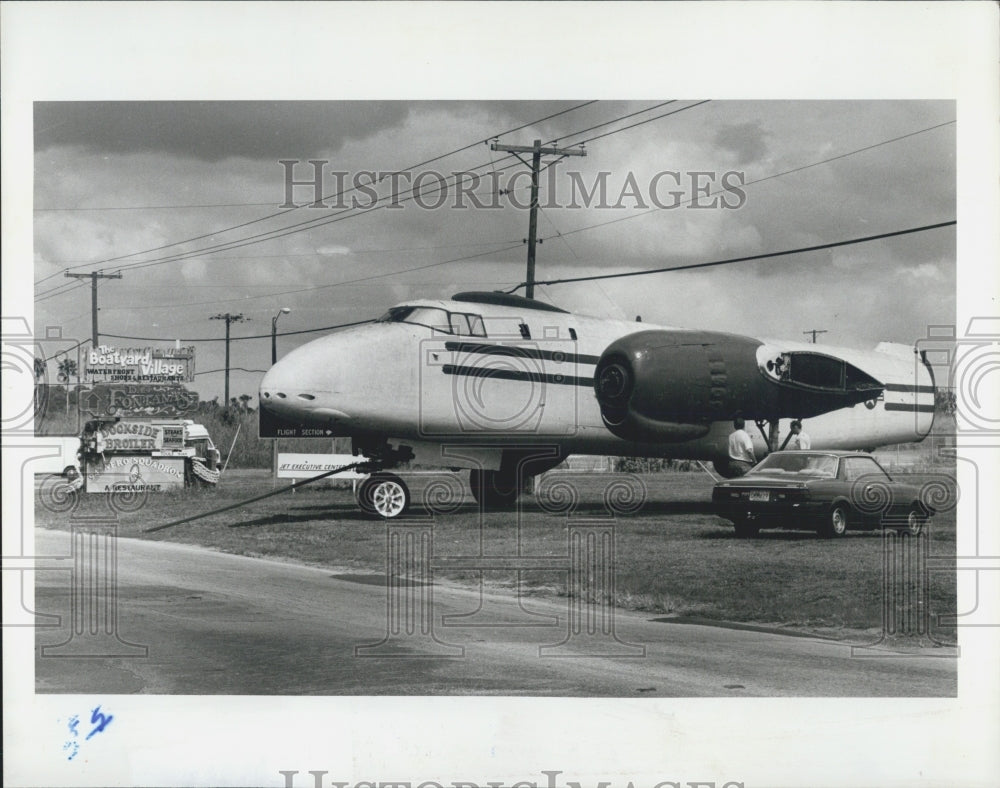 1984 Press Photo Navy Bomber Makes Unique Trip in Florida - Historic Images