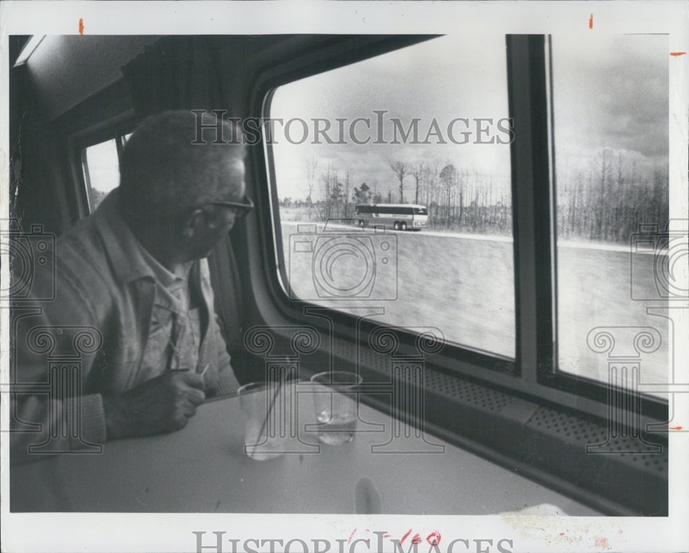 1982 Press Photo Odom Wells Watches Buss from Antrak - Historic Images