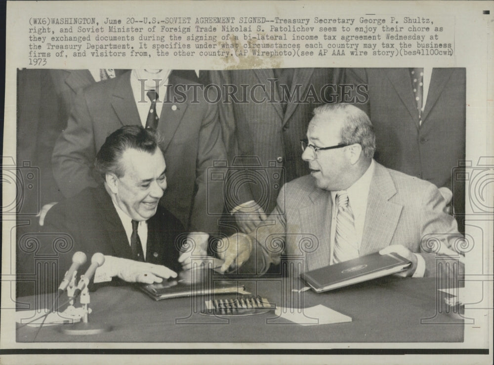 1973 Press Photo Treasury Sec George Shultz & Soviet Minister of Foreign Trade - Historic Images
