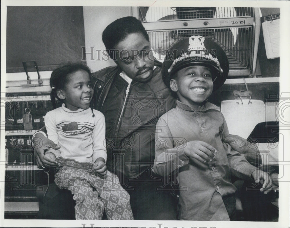 1982 Press Photo Sgt Elton McClendon Tina Antonio Abandoned Children - Historic Images