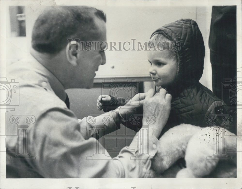1966 Policeman Jack Schwartz Abandoned Children - Historic Images