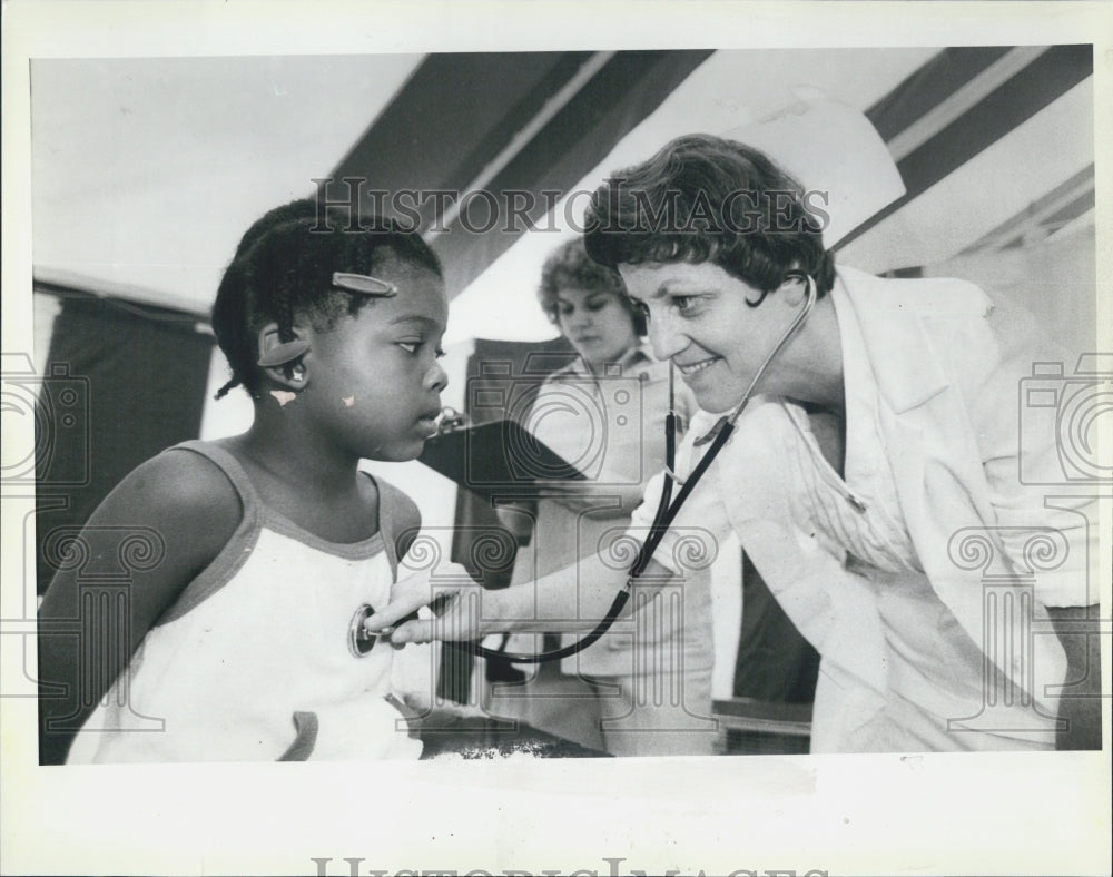 Press Photo Shanese Pickett Medical Checkup Sally O&#39;Rourke Central Community Hos - Historic Images