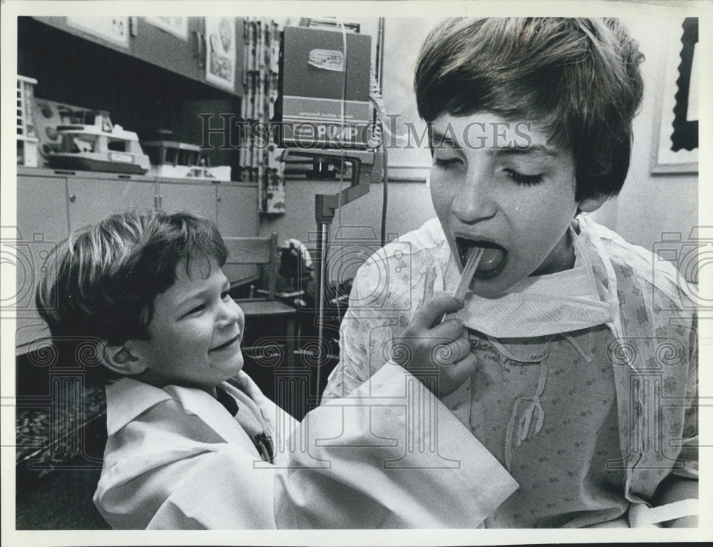 1983 Press Photo Mike O&#39;Reilly Alex Vail Children Play Doctor - Historic Images