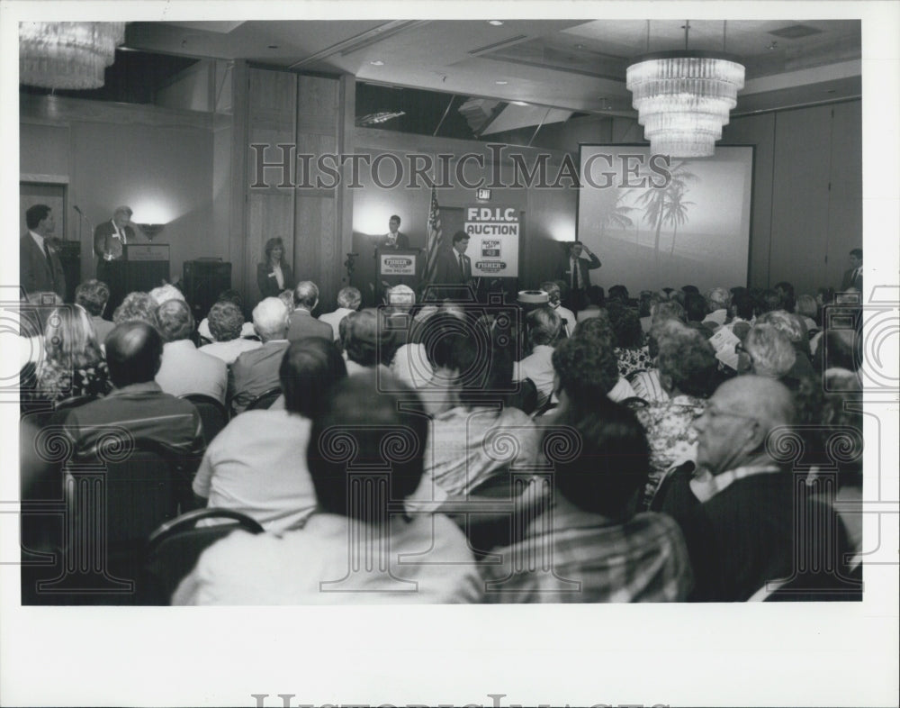 1990 Press Photo FDIC Auction - Historic Images