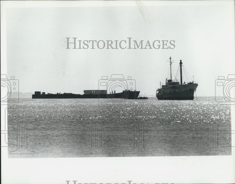 1985 Press Photo The Barge and Freighter Nilo are anchored near the Skyway - Historic Images