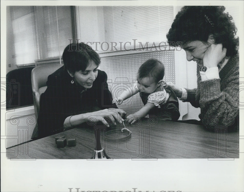 1983 Press Photo Dr Donna Spiker Developmental Psycologist and Akexandra Sweet - Historic Images