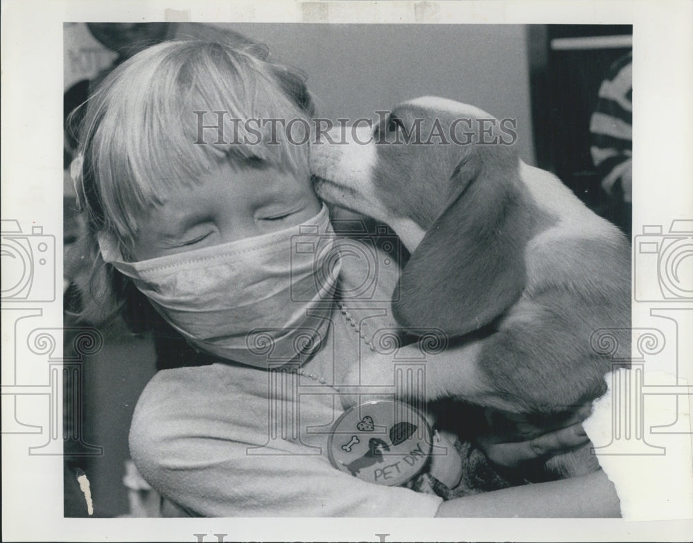 1991 Press Photo Jessica Whitehead gets kiss from puppy at Pediatric Center - Historic Images