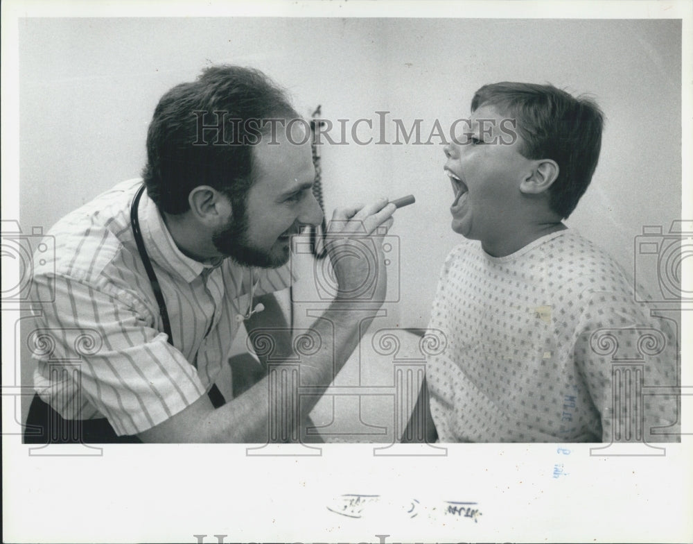 1992 Press Photo Dr. Michael Rosenbaum examins Brian Parnitke - Historic Images