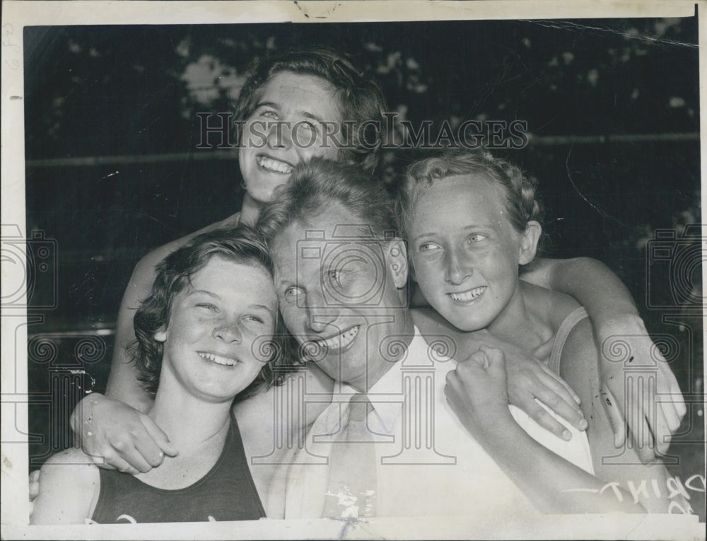 1952 Press Photo Smithers Family Smiling Young Daughters Husband & Wife Happy - Historic Images