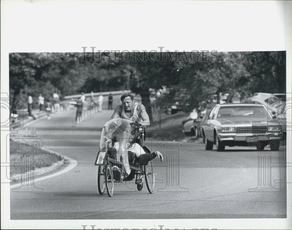 1985 Press Photo Hoyts triathlon Medford Dick pushes Rish - Historic Images