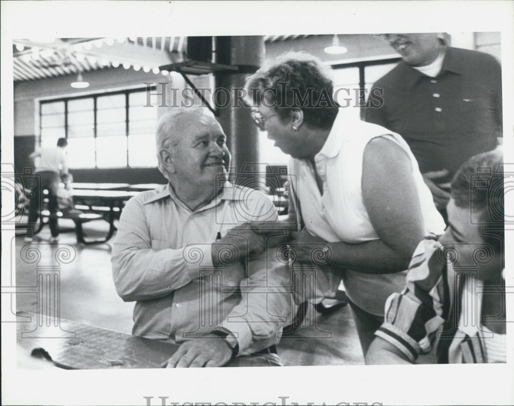 1987 Press Photo Smith(L) Moris standing Ed Hagenar, restaurant owner. - Historic Images