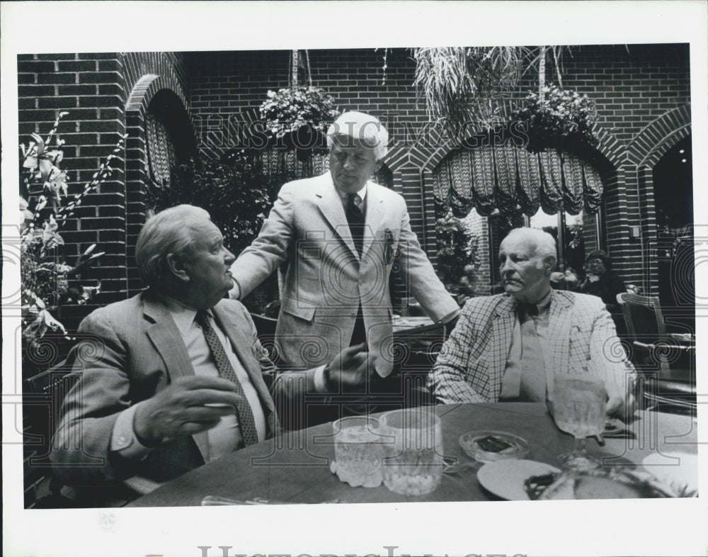 1987 Press Photo A. Ray Smith with fans in beer garden - Historic Images