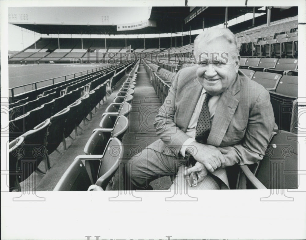 1987 Press Photo A. Ray Smith with fans in beer garden. - Historic Images