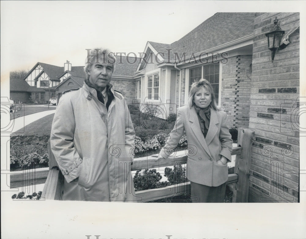 1989 Press Photo Eugene develops and his daughter, Susan in Orland Park - Historic Images