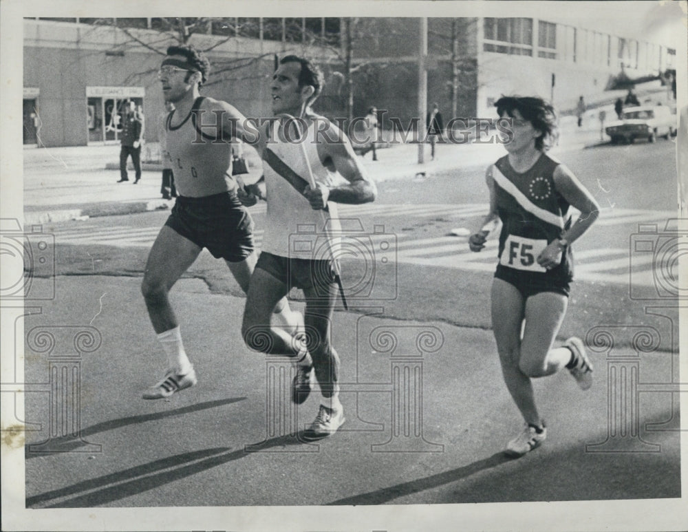 1972 Marathon Joe Pardo of Flushing N.Y. finishes - Historic Images