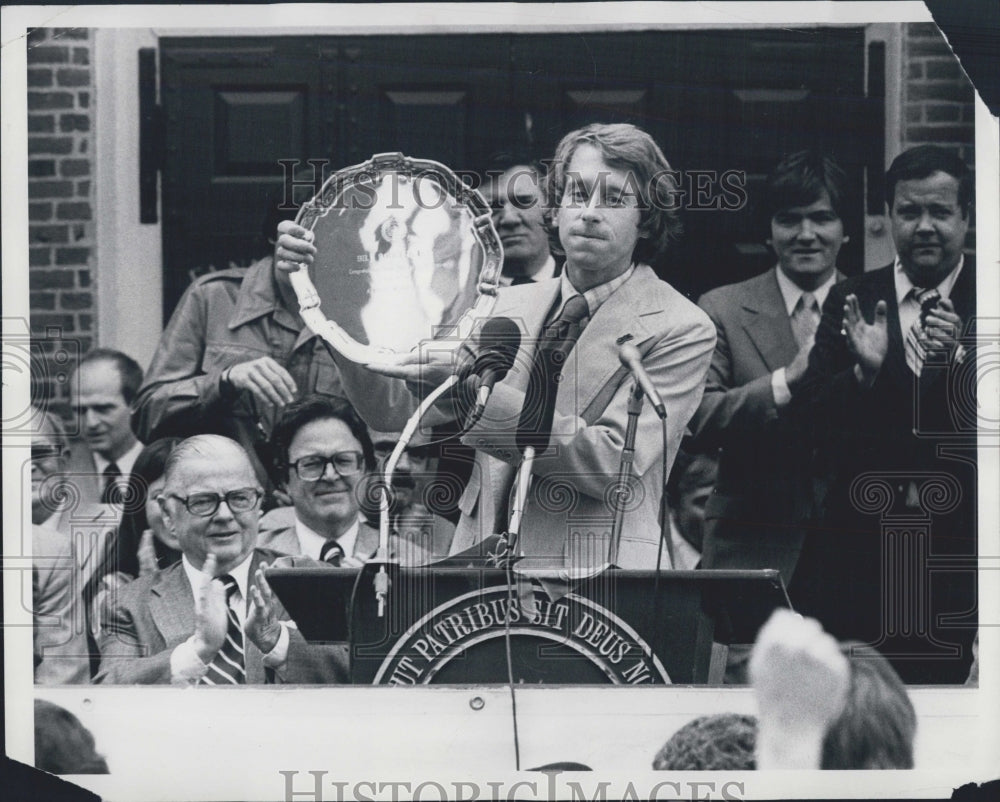 1979 Press Photo Bill Rogers displays award - Historic Images