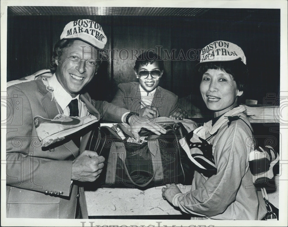 1984 Press Photo Marathoners Chen In at the Sheriton Hotel in Boston - Historic Images