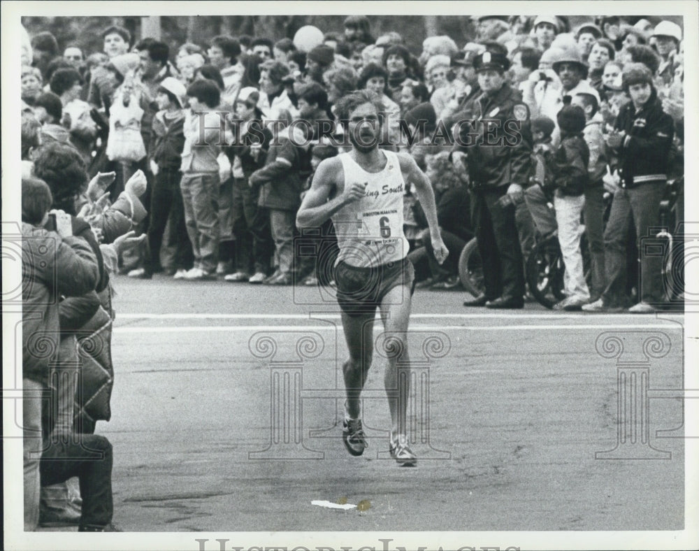 1983 Press Photo Benje Duren rounds a corner in naticken route tp Boston - Historic Images