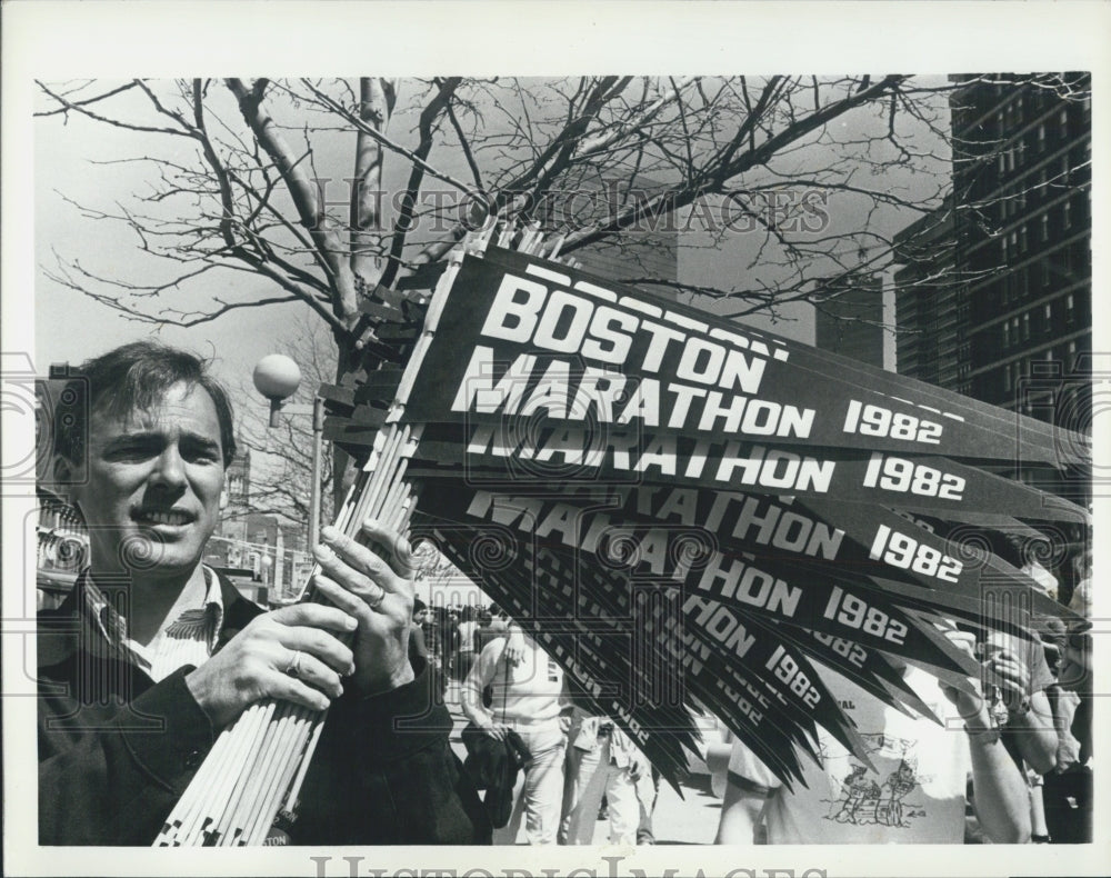 1982 Press Photo Boston st. at marathon race - Historic Images