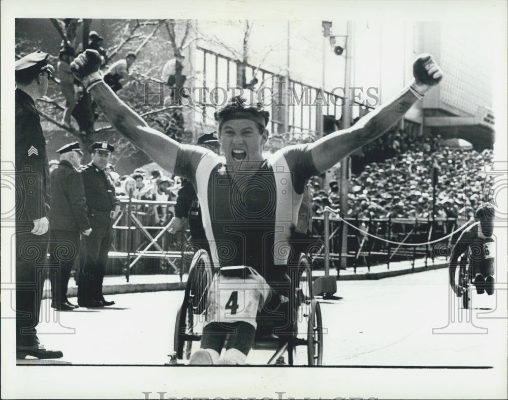 1982 Press Photo Official Wheelchair winner Jim Knaub - Historic Images