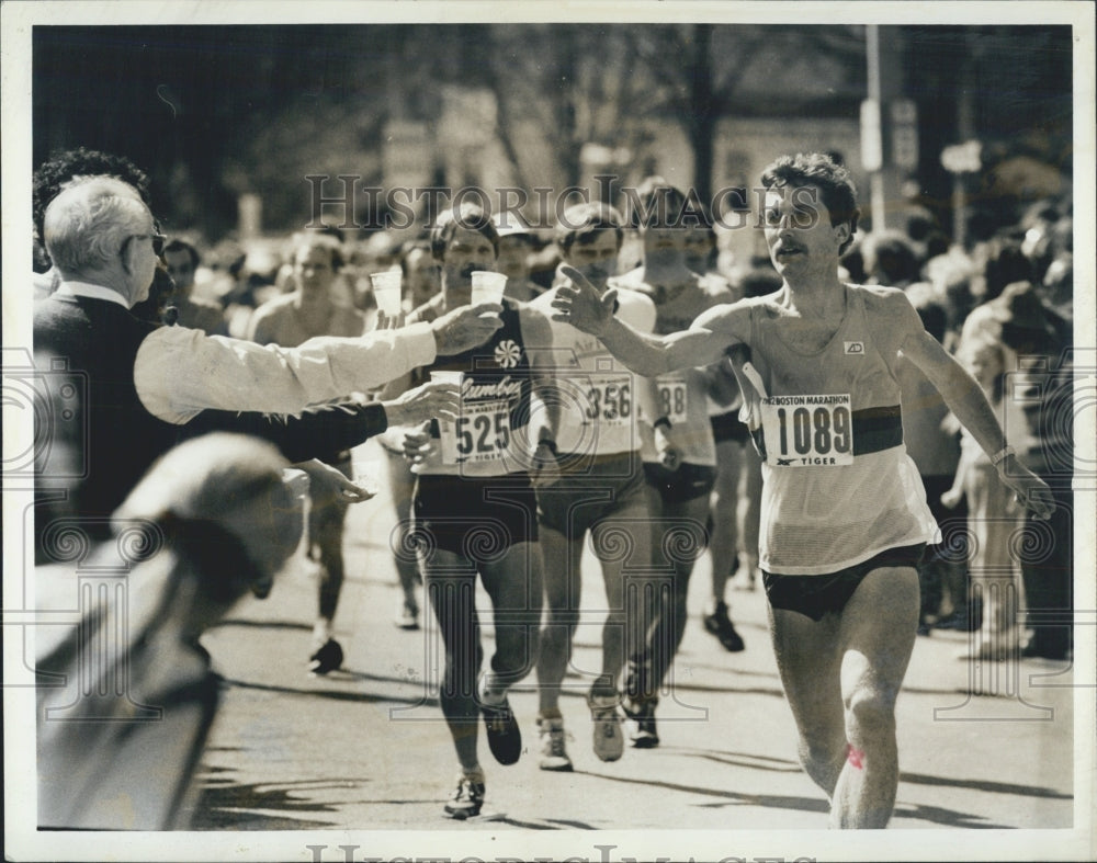 1982 Press Photo Boston Marathon runner grasp for a cup of water - Historic Images