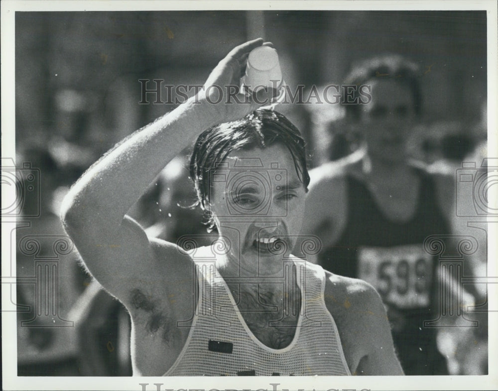 1982 Press Photo Boston Marathon a runner pour cup of water over head - Historic Images