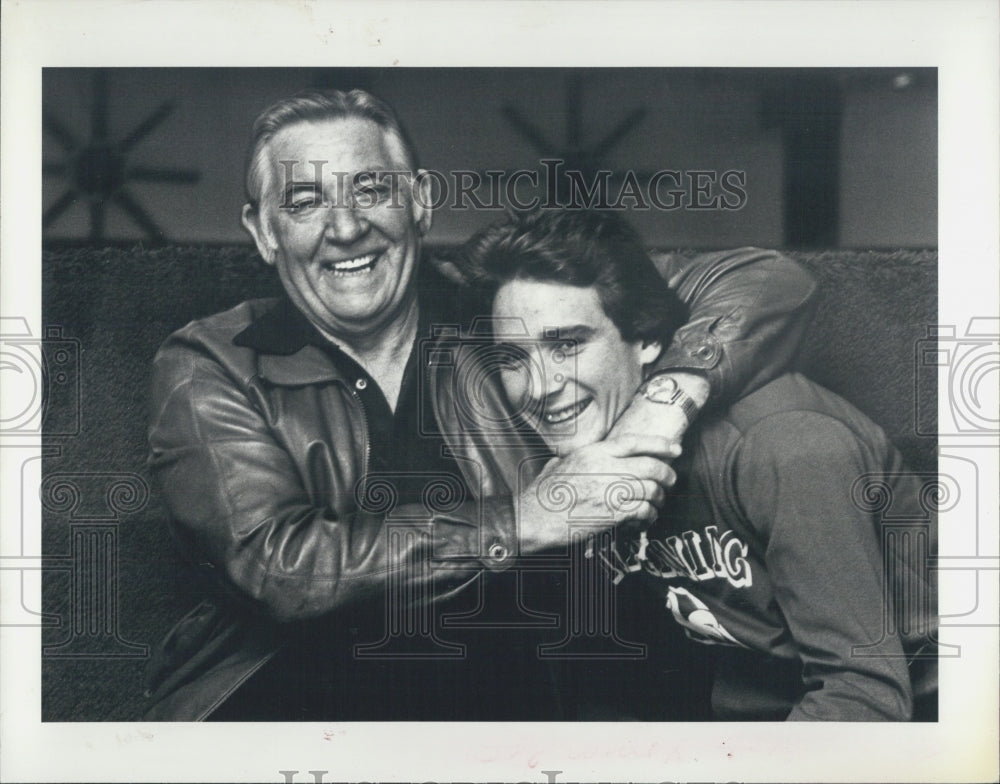 1981 Press Photo Tom Peterson(R) with his grandfather Roger Adams - Historic Images