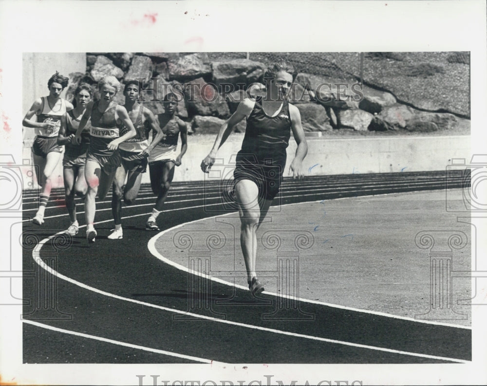 1984 Press Photo John Quade leads the pack in 800 meter race - Historic Images