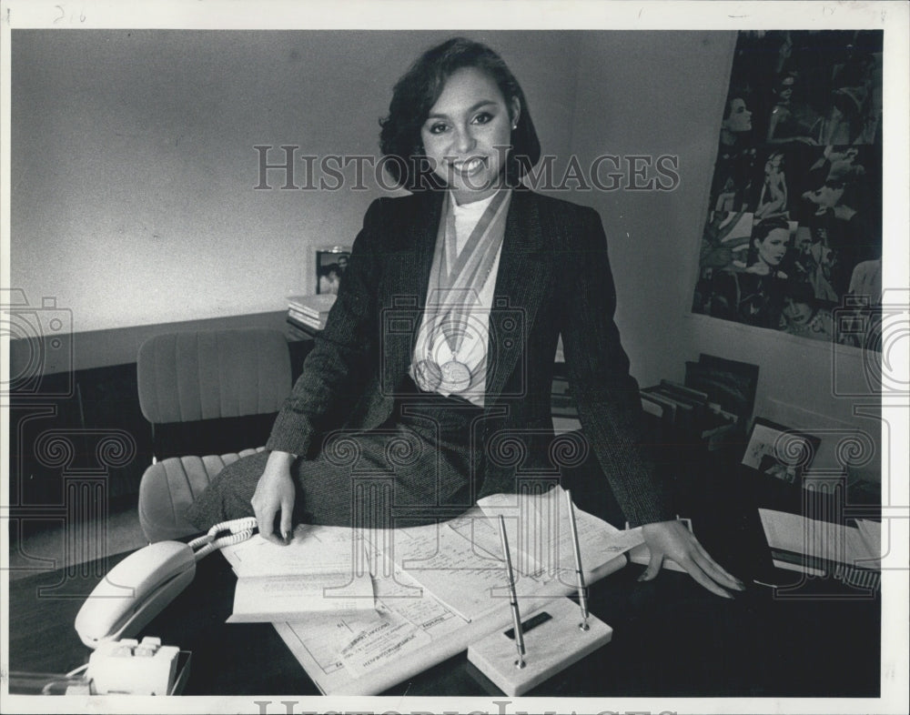1984 Press Photo Tracy Ruis in her office with medals - Historic Images