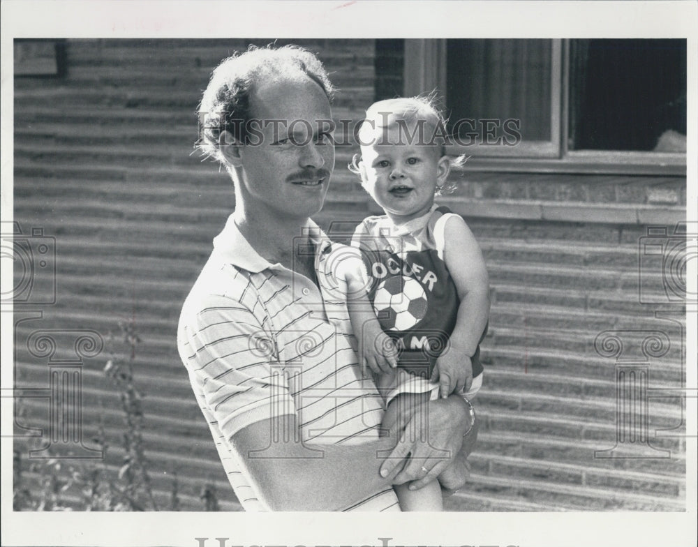 1985 Press Photo Bruice Rainey and his son - Historic Images
