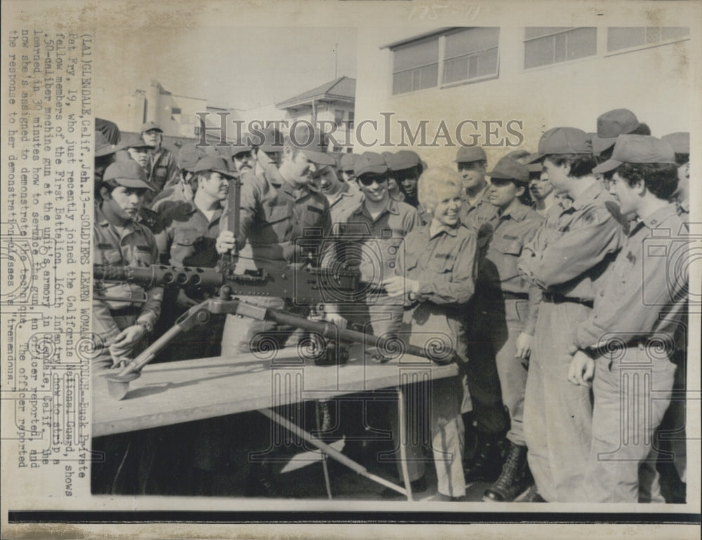 1974 Press Photo Recruit fry the center of attention - Historic Images