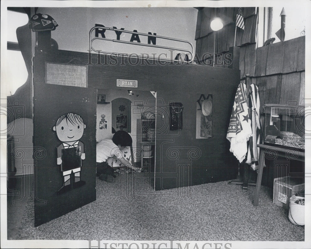 1973 Press Photo Ryan Scott With bed - Historic Images