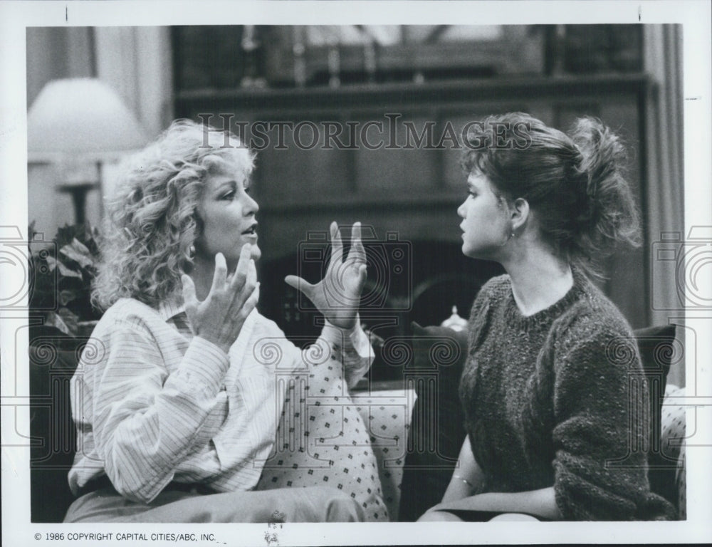 1987 Press Photo Actress Joanna Kearns, and Tracey Gold in TV Show Choices - Historic Images