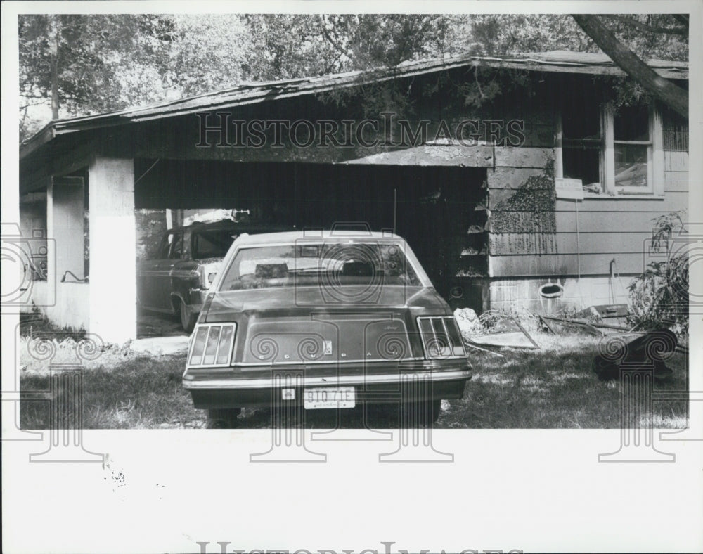1987 Press Photo Arsons damage house and cars - Historic Images