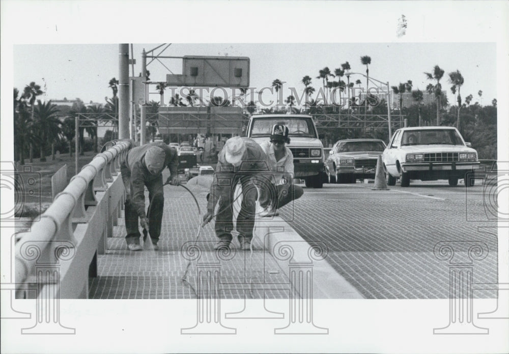 1987 Press Photo of painters on the drawbridge on Clearwater Memorial Causeway - Historic Images