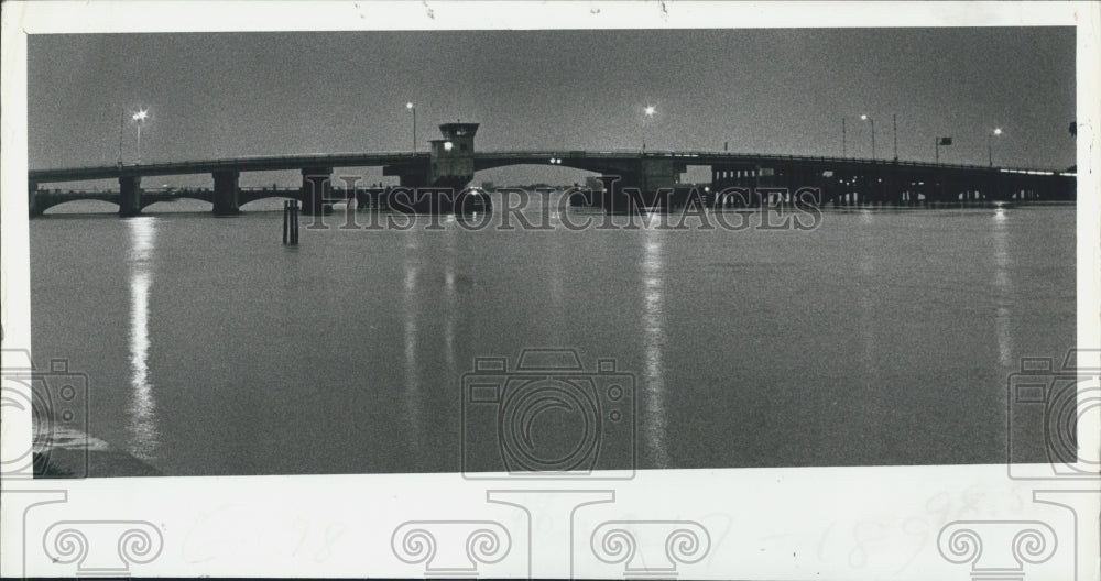 1994 Press Photo of a night view of Clearwater&#39;s Memorial Causeway - Historic Images