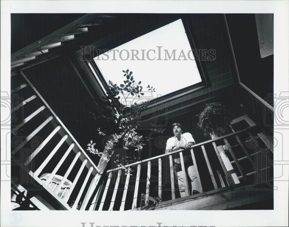 1988 Press Photo Bob Reister below the screened atrium of the home. - Historic Images