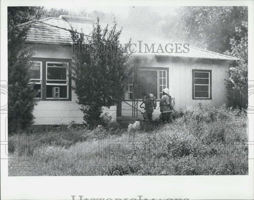 1986 Press Photo Arson Suspect in Fire - Historic Images