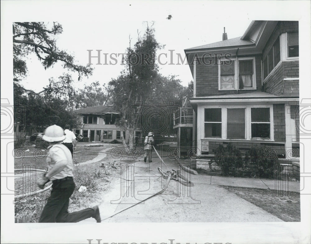 1986 Press Photo Arson Suspect Apartment Fire - Historic Images