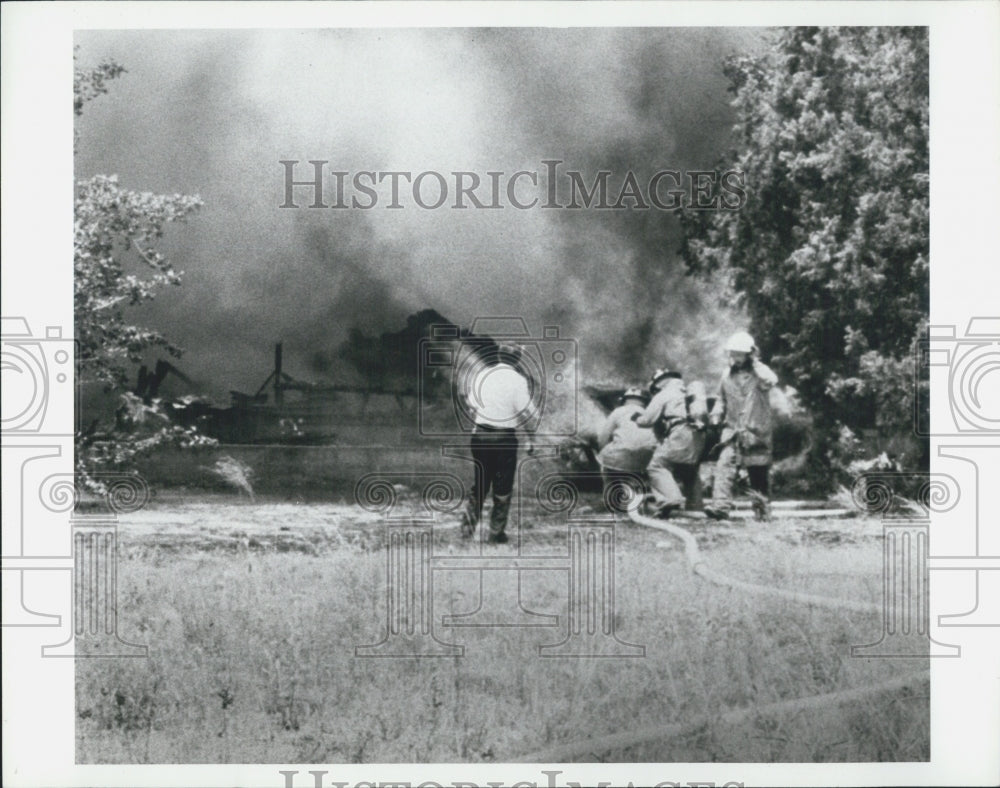 1986 Press Photo Arson Suspect in Fire - Historic Images