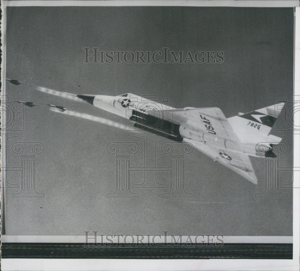 1963 Press Photo of a USAF F102 fighter jet - Historic Images