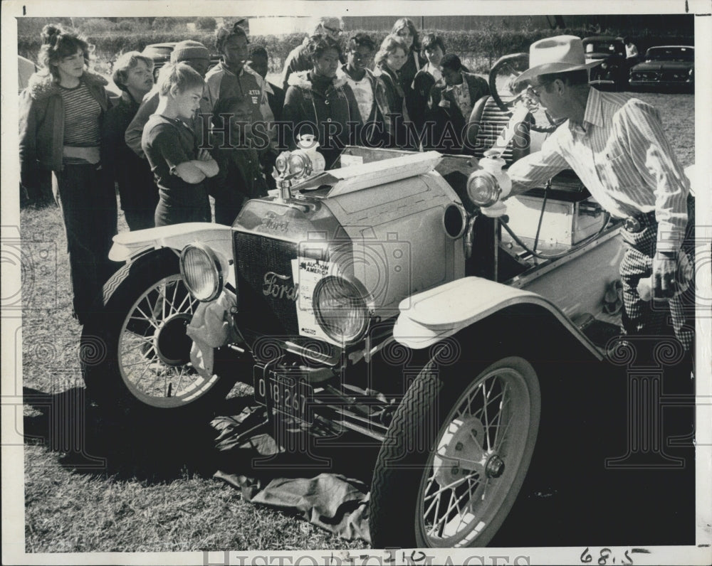 1977 E.M. Crouch And His 1915 Model T Ford Speedster At Car Auction - Historic Images