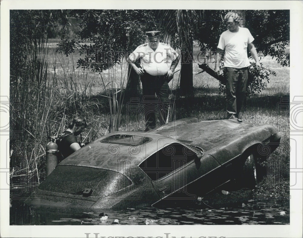 1980 Press Photo Stolen car found in small lake St. Petersburg - Historic Images