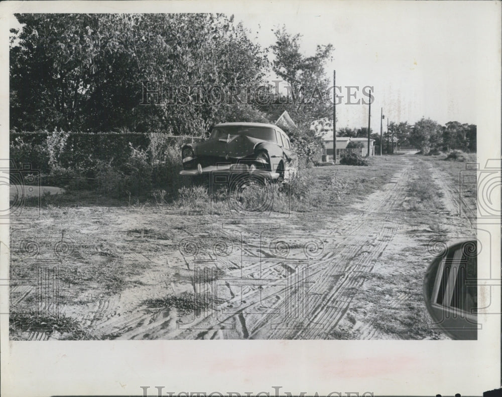 1969 Abandoned cars along roadways - Historic Images