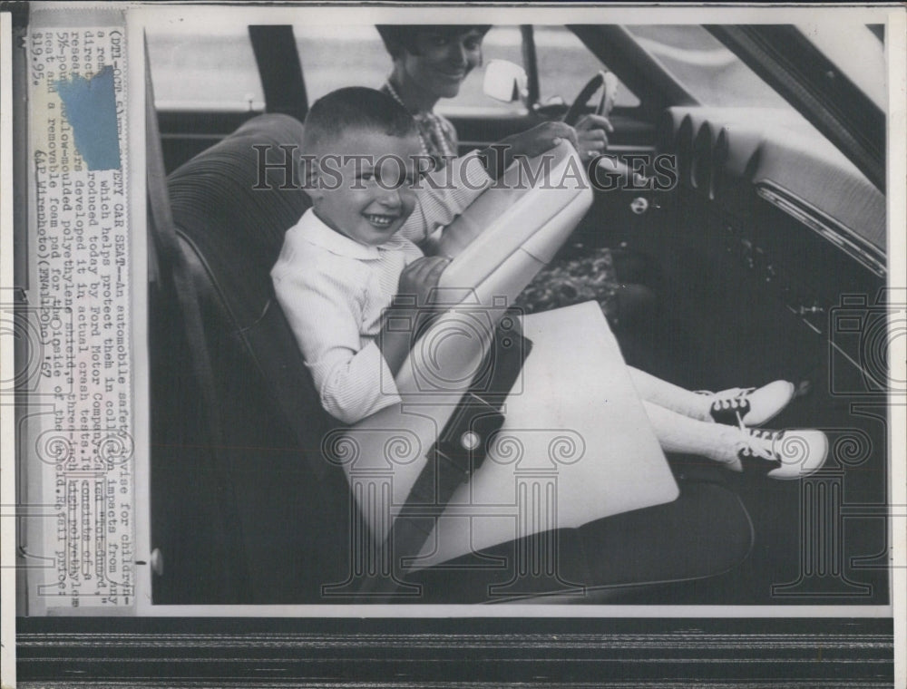 Press Photo Automobile safety device for children has been invented. - Historic Images