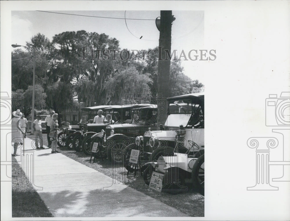 1979 Press Photo Visitors Enjoy Tarpon Springs Antique Car Show - Historic Images