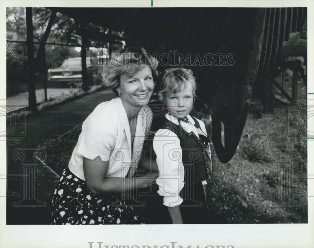 1984 Press Photo Mrs. Mary Stangeland and Daughter, Lincoln Park - Historic Images